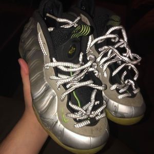 Silver n like green foamposite size 9